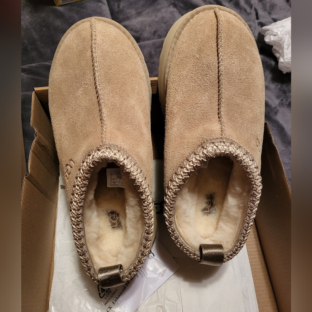 *** SOLD *** UGG Taz women 7 BNIB